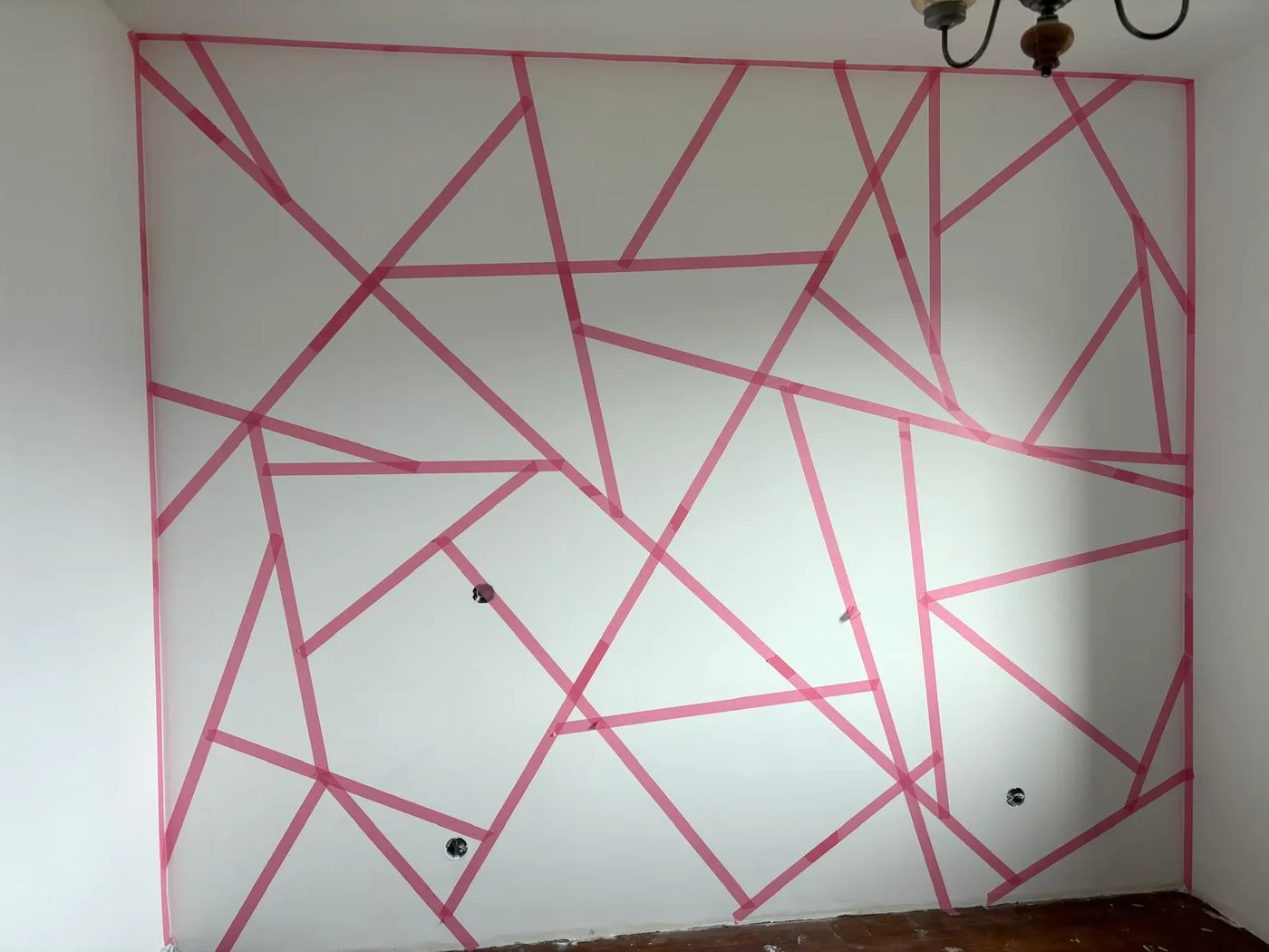 Mur d'accent en cours de réalisation par DOD Peinture, tracé au ruban de masquage.