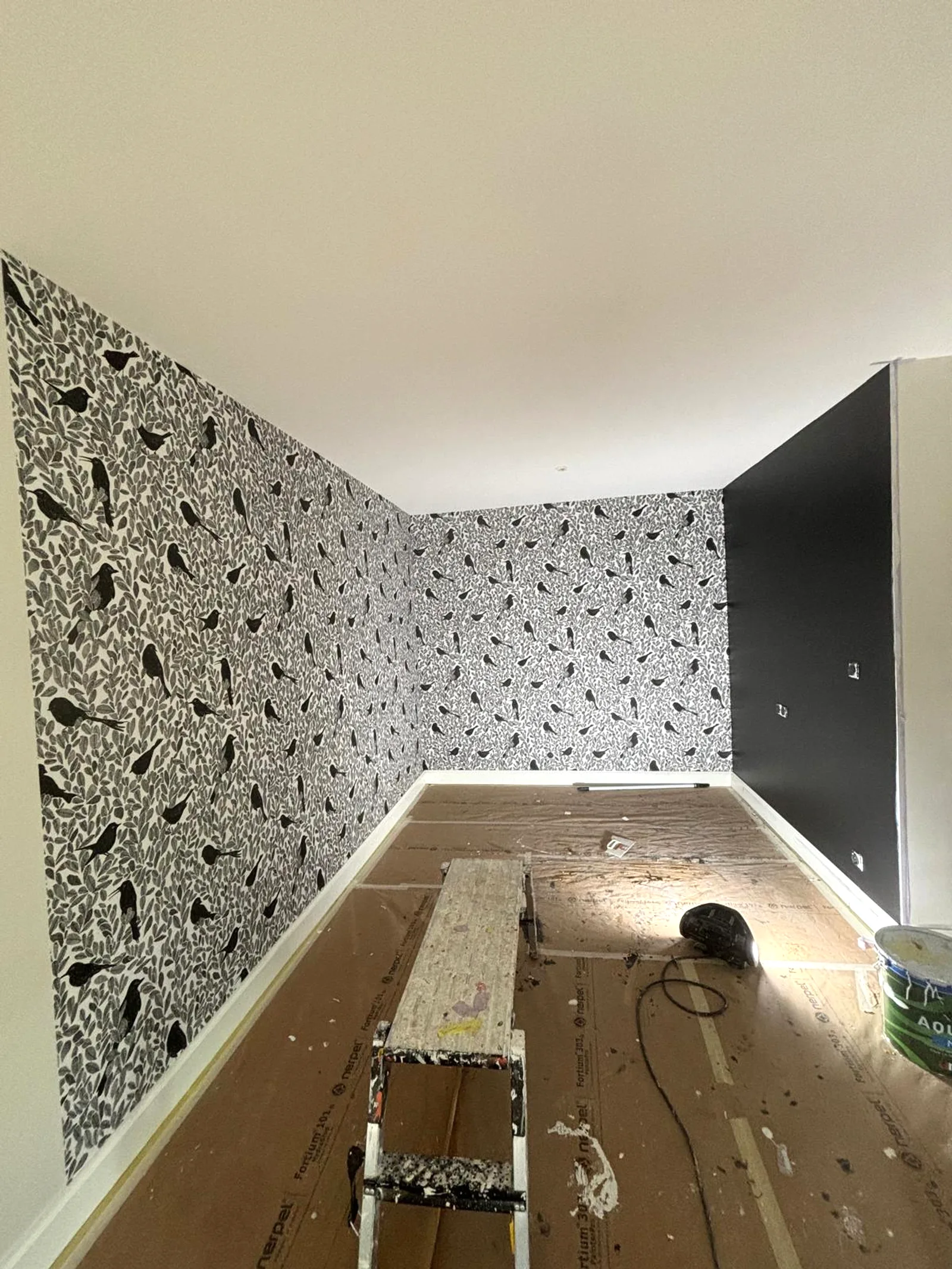 Pan de mur en papier peint posé par DOD Peinture dans un appartement.