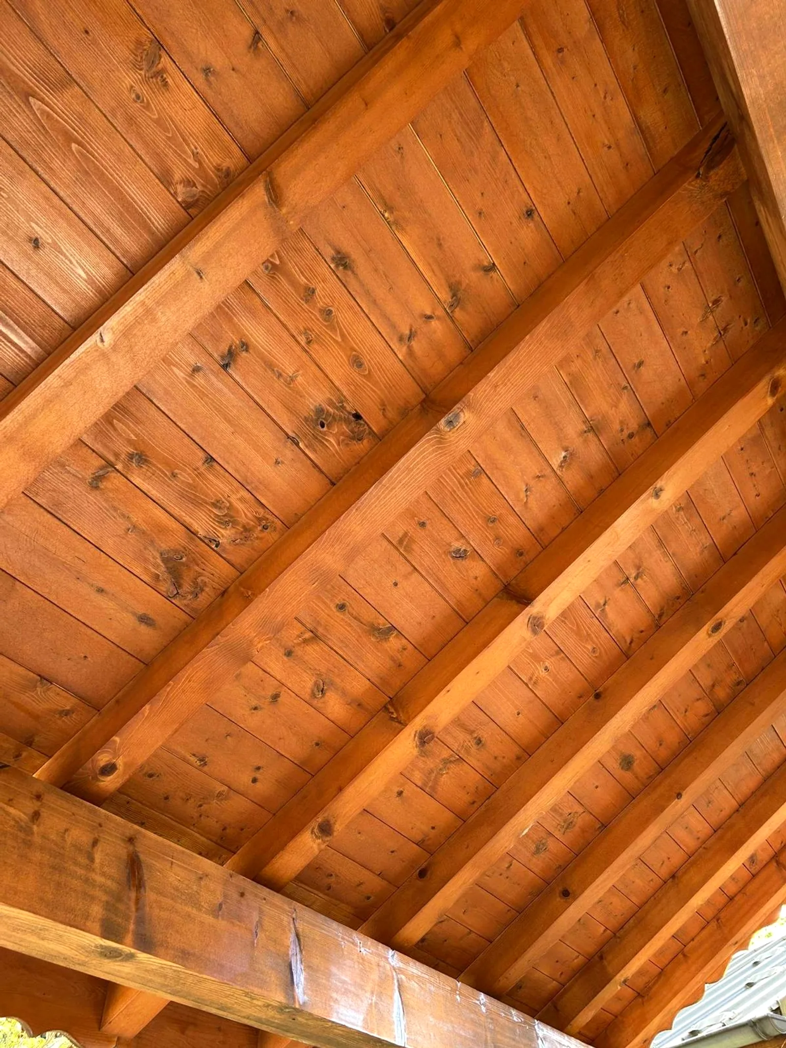 Plafond en lambris bois traité et fini par DOD Peinture, surface nette et régulière.