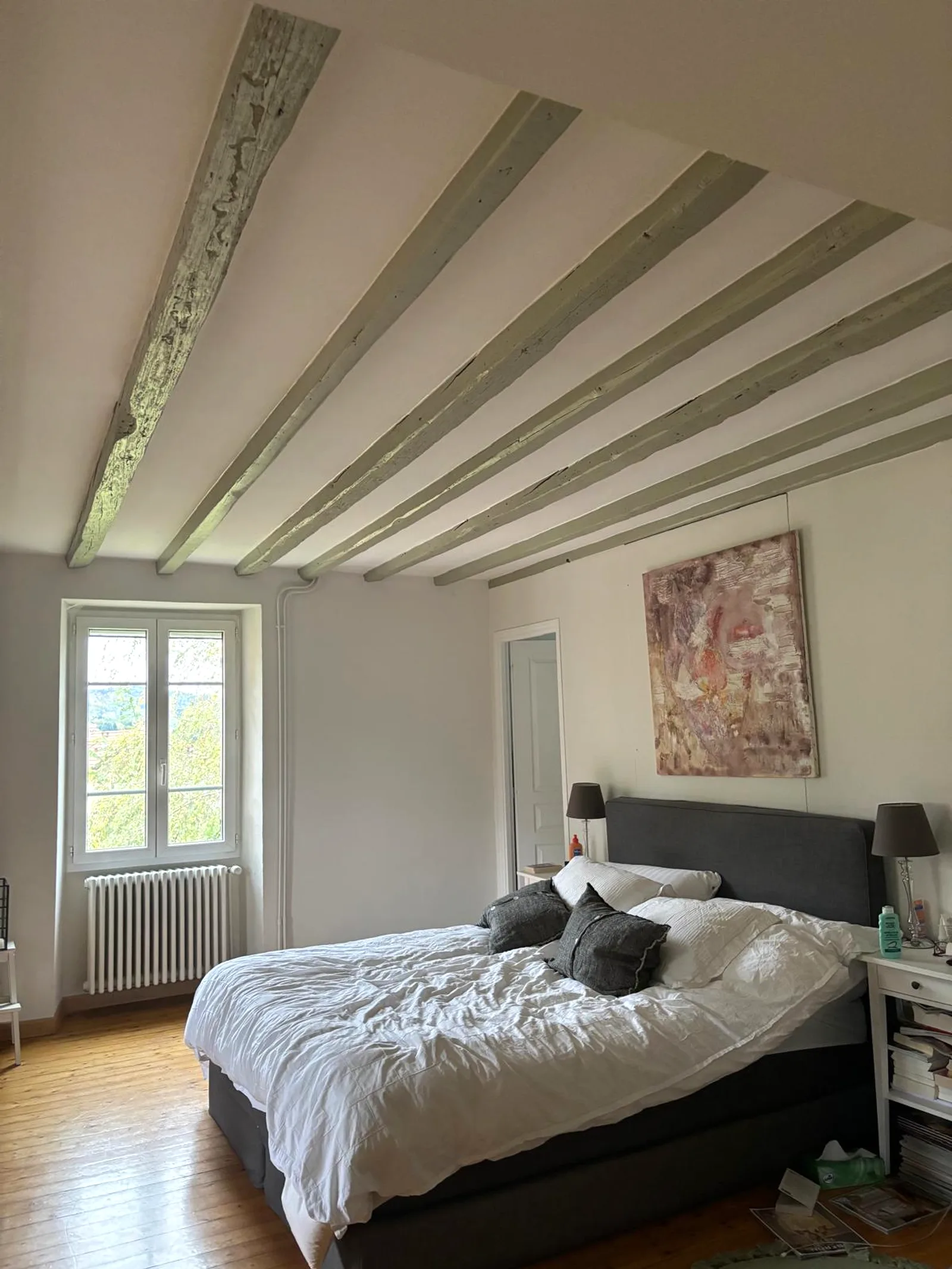 Poutres et plafond repris par DOD Peinture dans une maison ancienne.
