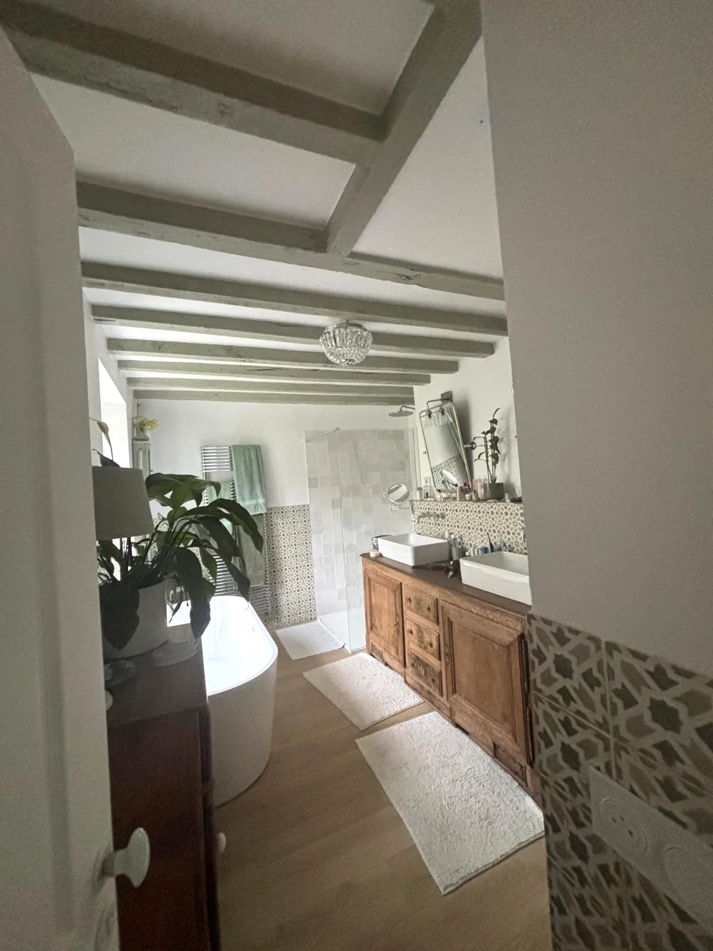 Salle de bains rénovée par DOD Peinture, faïence zellige et peinture résistante à l'humidité.