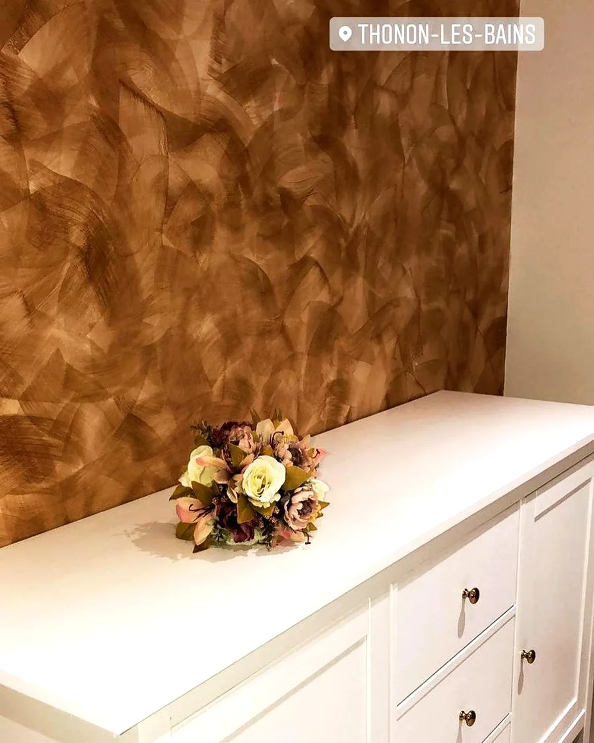 Mur en enduit décoratif à effet cuivré réalisé par DOD Peinture.